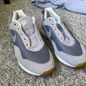 Brand new shoes only thing is no laces!